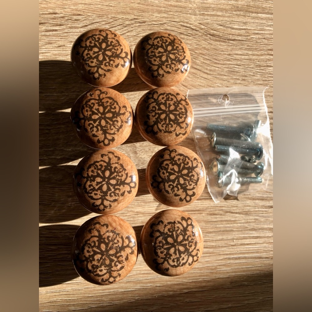Set of 8 wooden knobs / pulls
